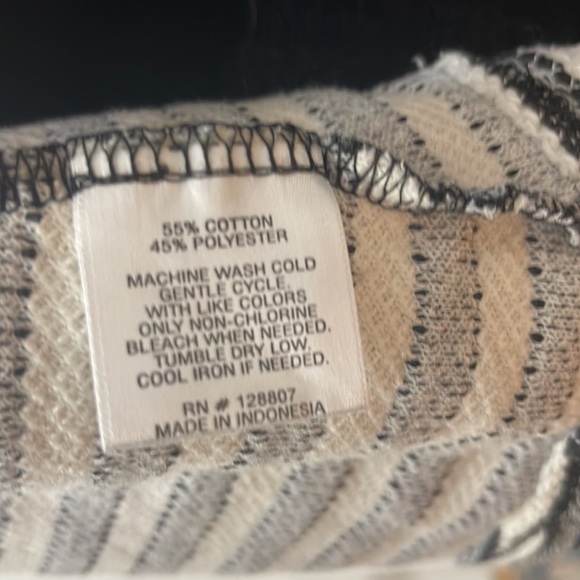 🔴 GRAYSON Cowl neck Top - Large (Black & White Striped) - Picture 5 of 5